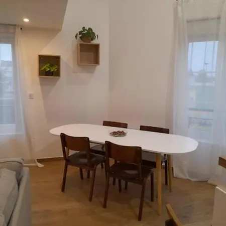 L'authentique, Appart/duplex Face A La Gare Apartment *